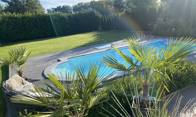 Franzosisch Buchholz House | Luxurious vacation home/heated pool, barbecue area, Berlin City