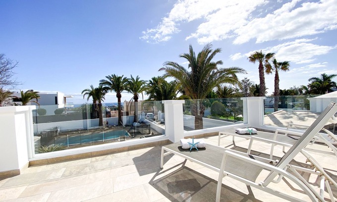Costa Teguise Villa | Luxurious villa next to golf course!