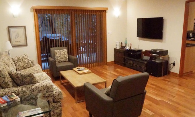 Marina Peninsula House | Luxury 1 Bedroom Unit-Walk to Beach -Baby Friendly