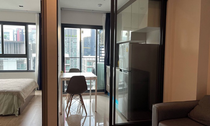 Rama 9 Apartment | Luxury 1-bedroom w/Wifi, Standing Desk & Infinity Pool, 100m from MRT & Shopping