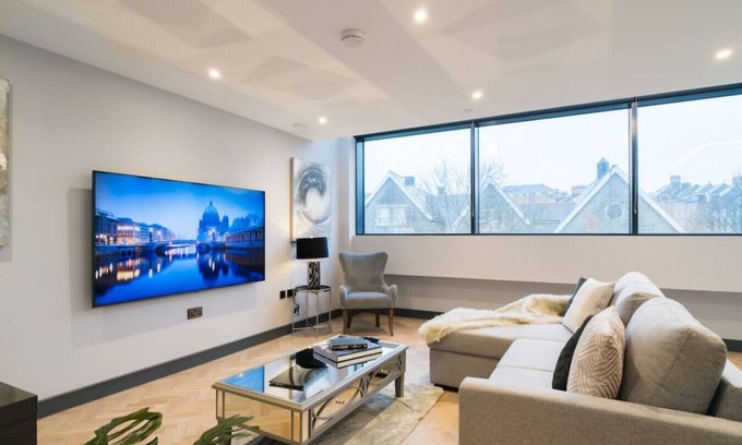 Penarth Condo | Luxury 2 Bed Duplex Apt w/Balcony, Gym & Parking