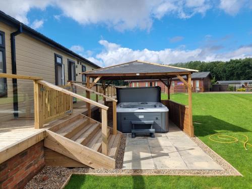 Arnold House | Luxury 2-Bed Lodge in Routh HotTub & Pet Friendly