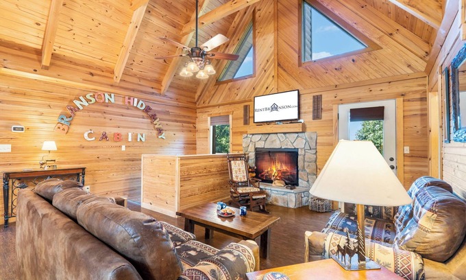 Branson Cedars Cabin | Luxury 2700 Sq Ft Real Log Cabin Pvt Hot Tub-Game Room-Pool Table-Best View Near Big Cedar