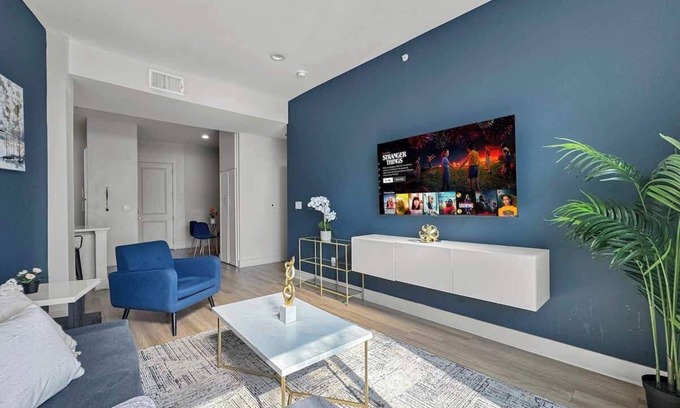 Deep Ellum Apartment | Luxury 2BD | DT Deep Ellum | 4 Beds | Free Parking