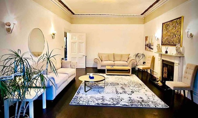 Ealing Common House | Luxury 3-bedroom House 3 minutes from Tube station