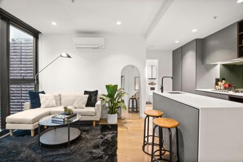 Melbourne Central Business District Apartment | Luxury 31st Floor CBD Apartment with Pool Gym & Sauna
