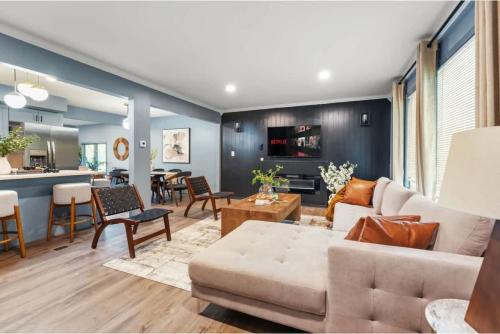 Lemont House | Luxury 3BR with Game Room