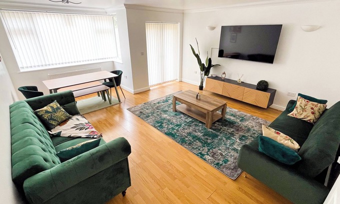 Alibon House | Luxury 4 bed house in Dagenham, United Kingdom