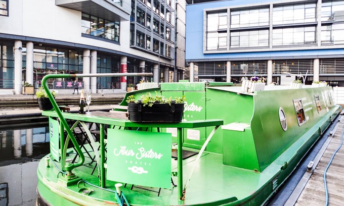 Tollcross Boat Rental | Luxury 4* Floating Houseboat in the heart of Edinburgh City Centre