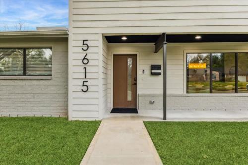 Westbury House | Luxury 4Bd 2Ba w Hot-Tub & Cinema Room - 14 guest