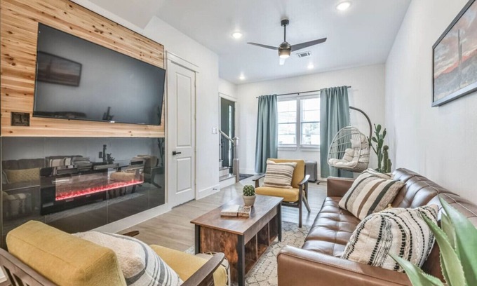 Southeast Houston House | Luxury 4BR Swim Spa/Mega Hot Tub & Grill