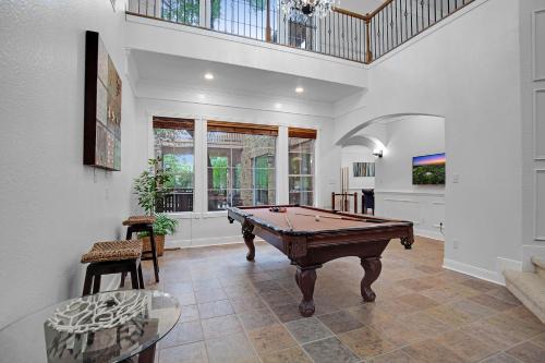 The Hielscher House | Luxury 5-bedroom house, Green belt, Majestic Oak Trees, Hot Outdoor 8 Person Spa.