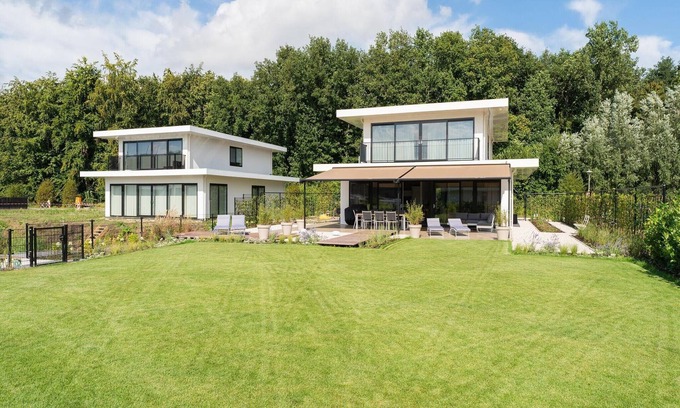 Biddinghuizen House | Luxury 8-person villa on the water with large sun terrace, wine climate cabinet, Quooker and bath. Pet friendly and air-conditioned!