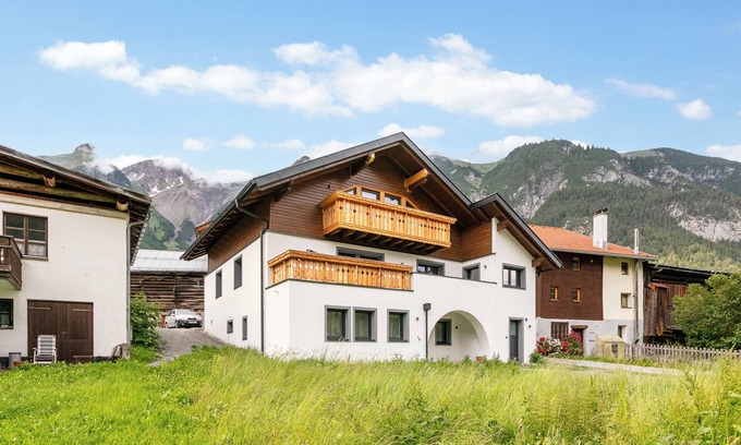 Pettneu am Arlberg Apartment | Luxury apartment with a fireplace