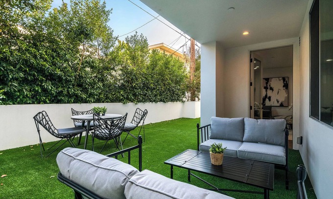 Beverly Grove Apartment | Luxury apartment w/Private Backyard, near The Grove, Beverly Center!