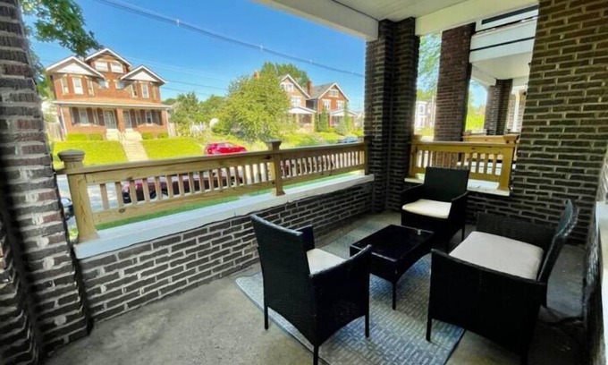 Weinland Park House | Luxury Apt. Near Downtown/King Bed/Hot Tub/Private Patio