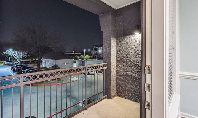 Frisco Apartment | Luxury Apt with Eco-Friendly Touches & Garage Parking