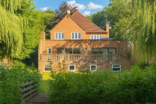 Sunningdale House | Luxury Ascot Escape with Private Hydrotherapy Pool & Wellness Spa
