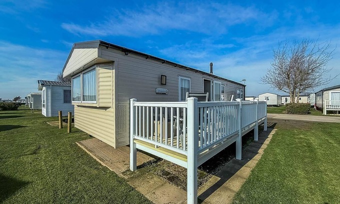 Mablethorpe House | Luxury caravan with decking and WiFi at Haven Golden Sands ref 63069RC