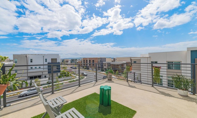 Irvine Condo | Luxury Condo 4 Bedrooms w/2 En-Suites WiFi,TV, Pool SPA in Irvine. Pet-Friendly!
