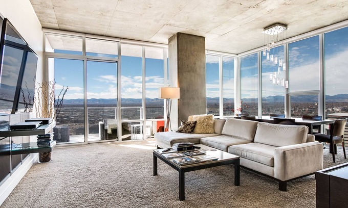 Downtown Denver Condo | LUXURY CORNER 2 Bd/3bth Condo/Pool/HotTub/Downtown/Spire