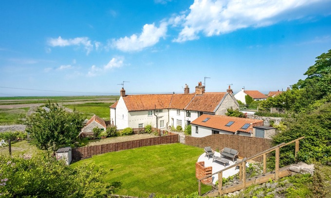 Cley next the Sea Cottage | Luxury Cottage with Stunning Panoramic Views of Coastline from gardens.