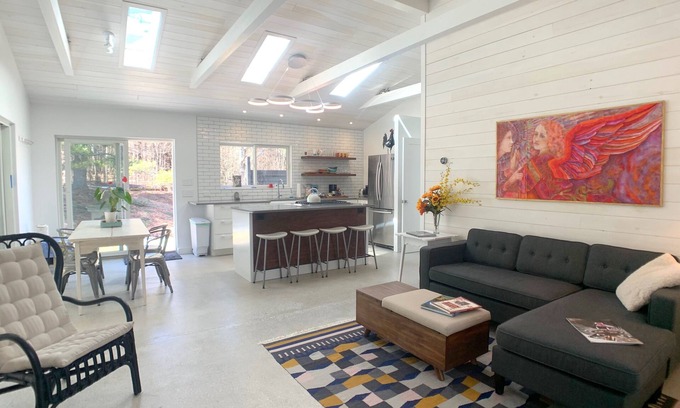 Bearsville Cottage | Luxury Cottage for 2. Very close to Woodstock, NY.