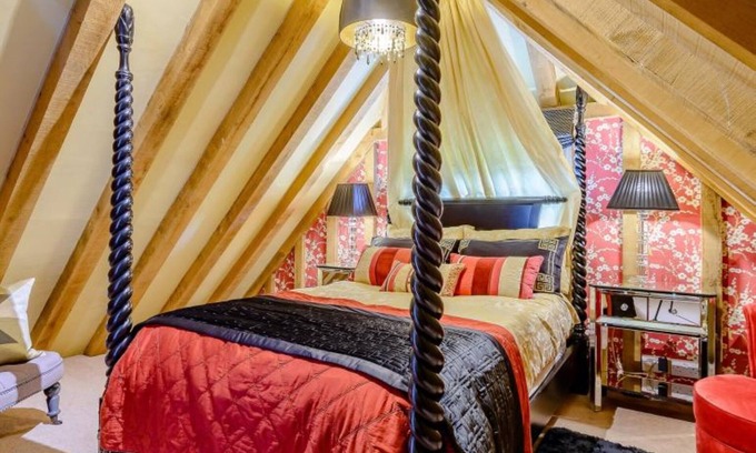 Charlton-on-Otmoor House | Luxury, dog friendly cottage, hot tub & short stroll to pub …& resident alpaca!