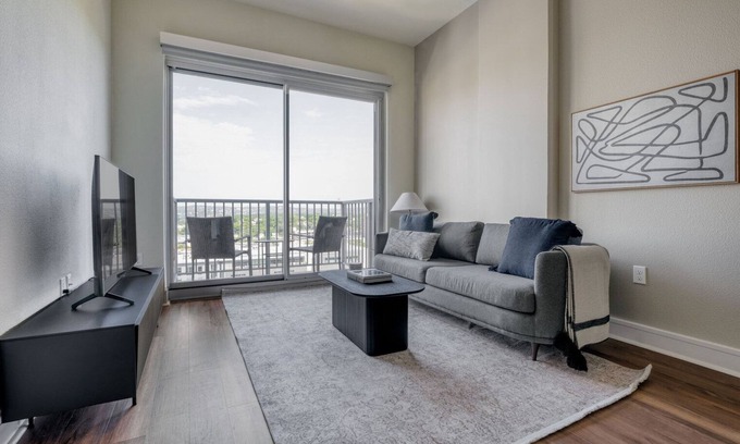 West End Apartment | Luxury Downtown 1BR w/Gym, W/D, Pool, walk to 6th St bars, by Blueground