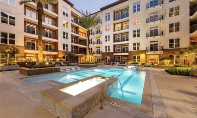Central Business District Apartment | Luxury Downtown Apt 1 BD, With pullout sofa and Pool & Sky View