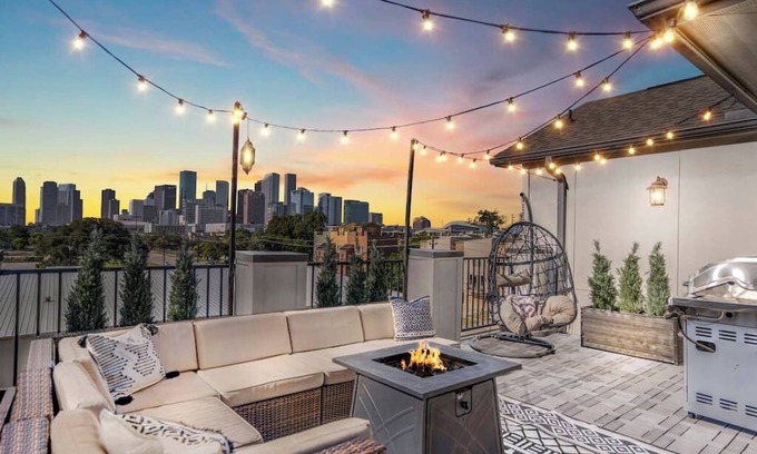 East Downtown Houston House | Luxury Downtown Home w Rooftop Deck in the Skyline