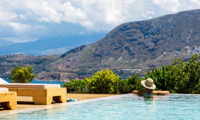 Akrotiri Villa | Luxury Ensuite Villa Overlooking Souda Bay