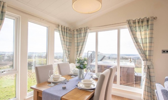 Lochwinnoch Cabin | Luxury Family Beechwood Lodge With hot tub