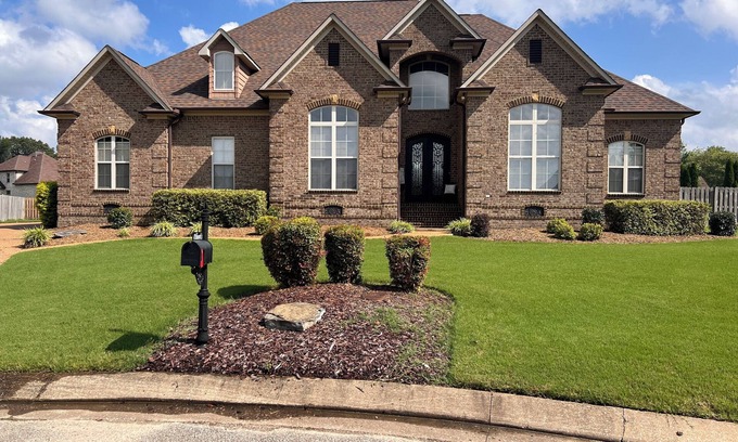 Jackson House | Luxury Family Friendly, 3 Br's, 3.5 BA , free parking, backyard with AC, WiFi