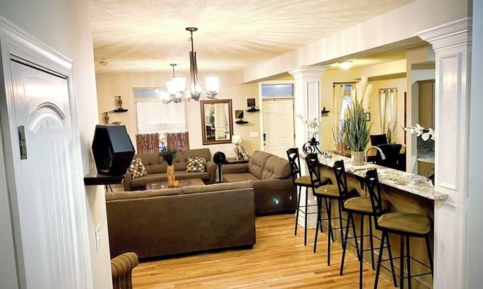Livingston Park House | "Luxury Haven for Large Gatherings: 4BD/4BA”