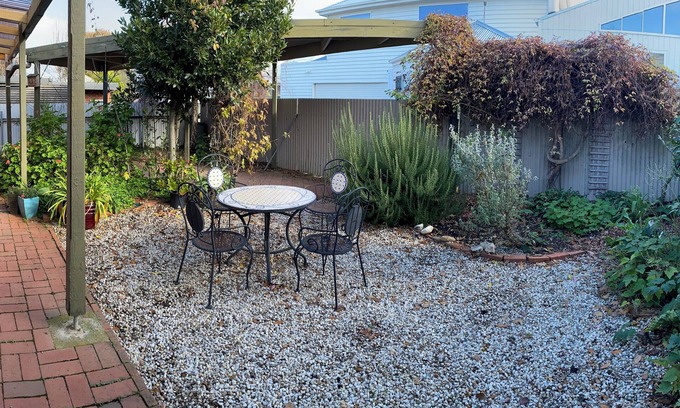 Lake Wendouree House | Luxury Heritage home in central Ballarat. Close to Lake Wendouree, restaurants.