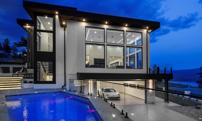 Central Okanagan Villa | Luxury Hillside Retreat - Pool & Rooftop Hot-Tub