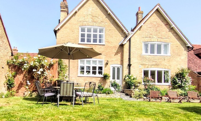 New Forest District House | Luxury Historic House/Wood Burning Stove/Wifi/Parking/Parking/Pet Friendly