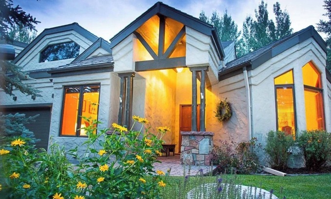 Edwards House | Luxury home in Arrowhead 2 living areas, 2 bars, game room, projector TV & AC