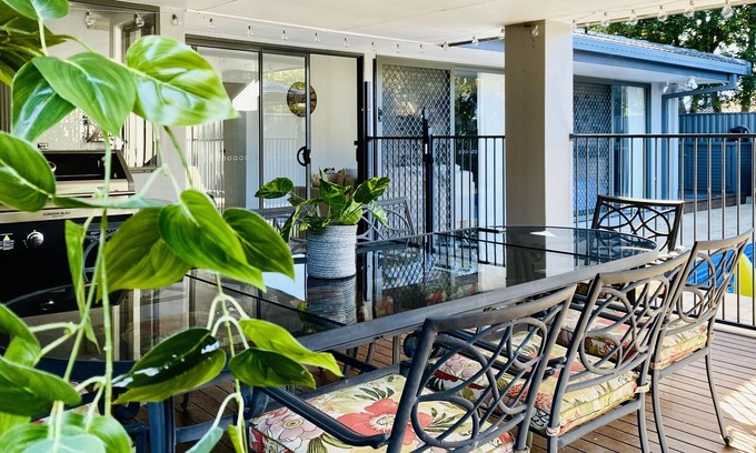 Bundall House | Luxury home with pool close to Surfers Paradise