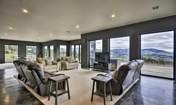 Underwood House | Luxury Home with Views - 5 Min to Columbia River