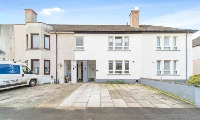 Pollokshaws Villa | Luxury House in Glasgow – Stylish Comfort with Garden Views and Private parking