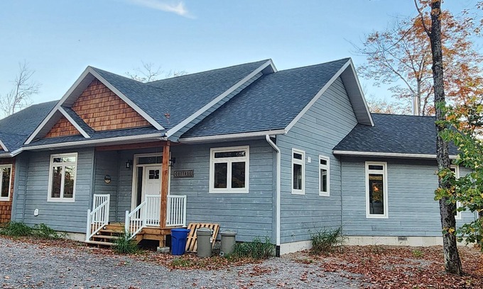 Dunchurch Cottage | Luxury Lake Cottage with a rustic vibe just 2.5hrs away from GTA.