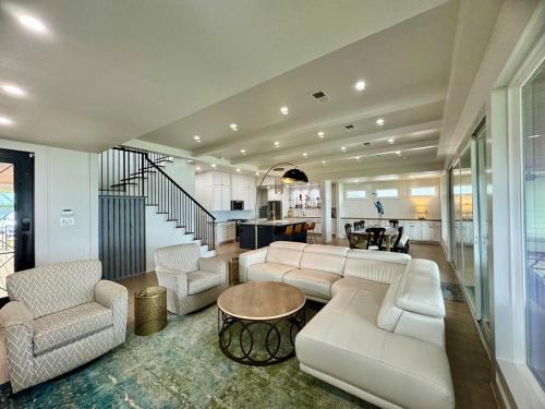 Tool House | Luxury Lake Front Retreat on Cedar Creek Lake