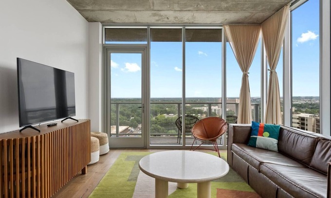 Rainey Street Historic District Condo | Luxury Lake View Corner Condo