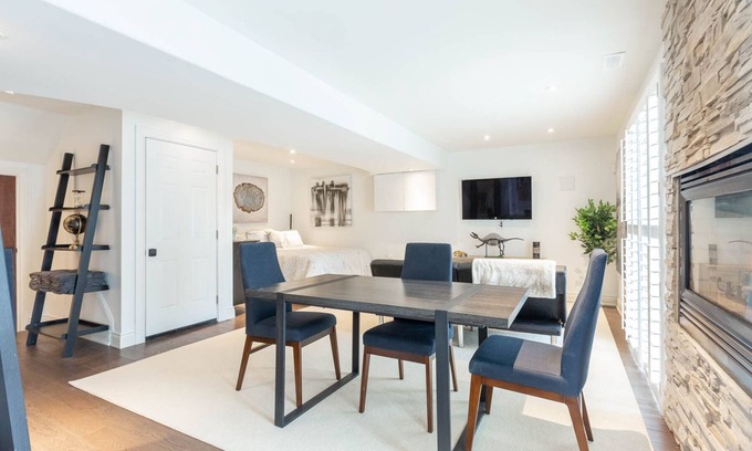 Clarkson-Lorne Park House | Luxury Lakeside Studio by Jack