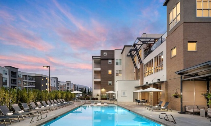 Draper Apartment | Luxury Living with Resort Amenities: King bd+Queens bd, Gym-Pool-Hot Tub, Fast Wi-Fi