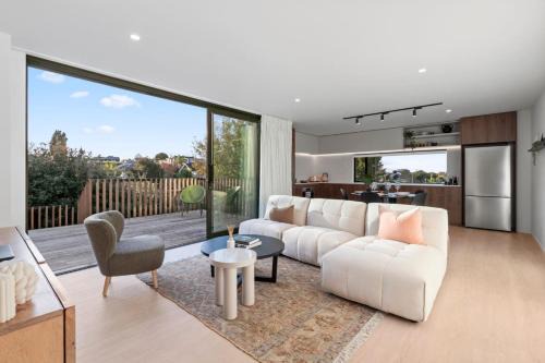 Hamilton North House | Luxury Living with Views -By KOSH BNB