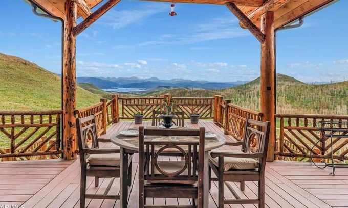 Sunset Ridge Ski Chalet | Luxury Lodge Retreat, 360 Views, Hot tub, Views!