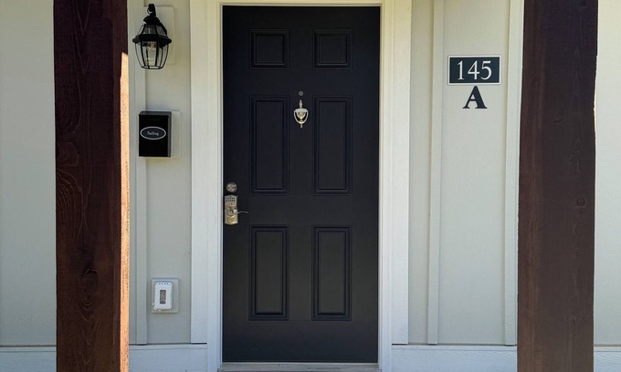 Elizabethtown Resort | Luxury Lodging, Lakefront View, King Bed w/Private Bath, Patio